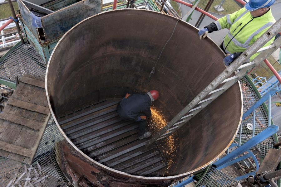 DEZA - Rekonstrukce destilačních kolon - demontáž pater
